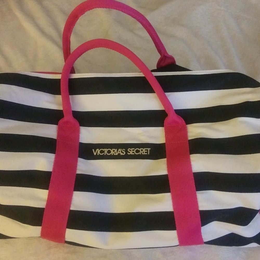✨💜 VS Victoria's Secret Signature Weekender Duffle bag NWOT
